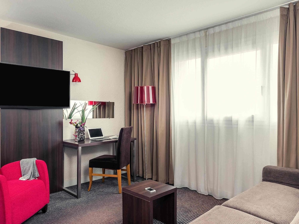 Habitación familiar - 1 cama doble y 1 sofá - cama para 1 persona del hotel Mercure Paris Porte D'orléans. Foto 4