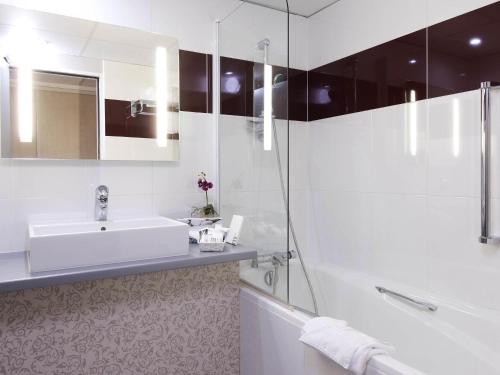 Habitación Doble Clásica con dos camas del hotel Mercure Paris 19 Philharmonie La Villette. Foto 1