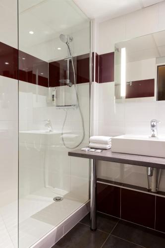 Habitación Doble Clásica con 2 camas dobles del hotel Mercure Paris 19 Philharmonie La Villette. Foto 4