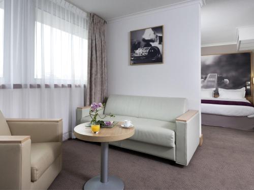Suite con 1 cama doble y 1 sofá cama del hotel Mercure Paris 19 Philharmonie La Villette. Foto 3