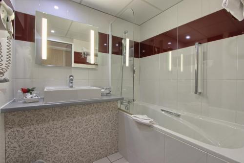Suite con 1 cama doble y 1 sofá cama del hotel Mercure Paris 19 Philharmonie La Villette. Foto 4
