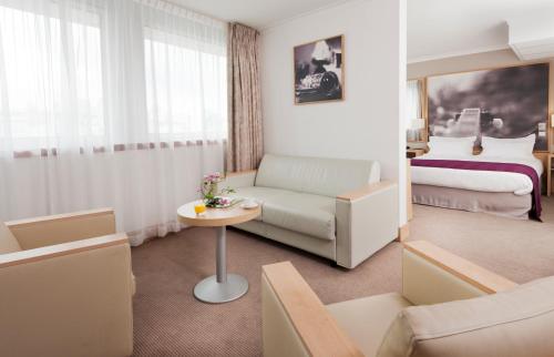 Suite con 1 cama doble y 1 sofá cama del hotel Mercure Paris 19 Philharmonie La Villette. Foto 5