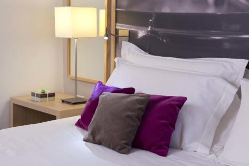 Suite con 1 cama doble y 1 sofá cama del hotel Mercure Paris 19 Philharmonie La Villette. Foto 6