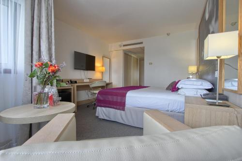Suite con 1 cama doble y 1 sofá cama del hotel Mercure Paris 19 Philharmonie La Villette. Foto 7