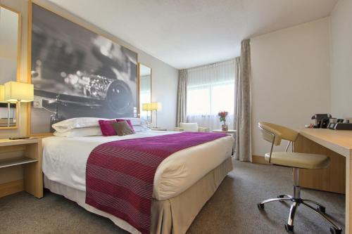 Suite con 1 cama doble y 1 sofá cama del hotel Mercure Paris 19 Philharmonie La Villette. Foto 8