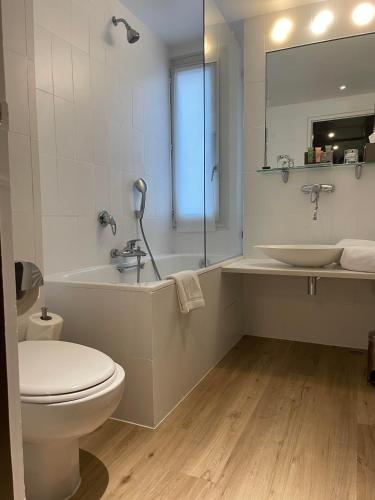 Habitación Doble Superior del hotel Le Pergolese Paris Champs Elysées. Foto 6