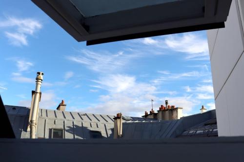 Habitación Deluxe con cama extragrande del hotel Le Pergolese Paris Champs Elysées. Foto 2