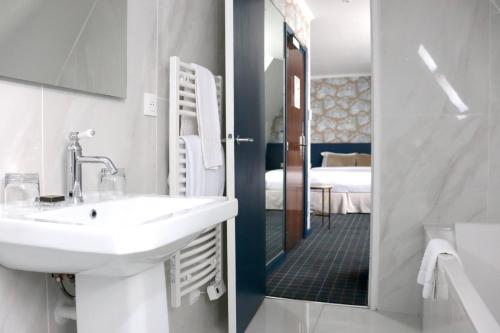 Habitación Deluxe con cama extragrande del hotel Le Pergolese Paris Champs Elysées. Foto 3