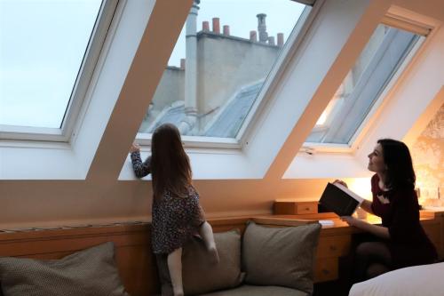 Habitación Deluxe con cama extragrande del hotel Le Pergolese Paris Champs Elysées. Foto 4