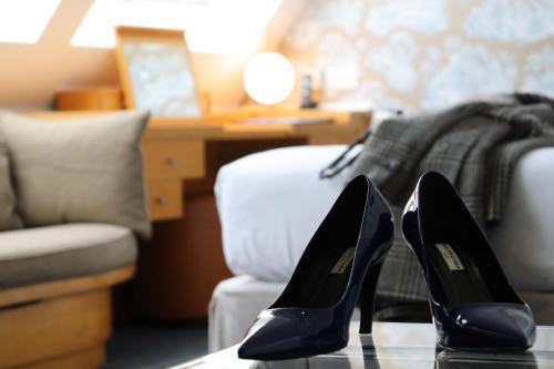 Habitación Deluxe con cama extragrande del hotel Le Pergolese Paris Champs Elysées. Foto 6