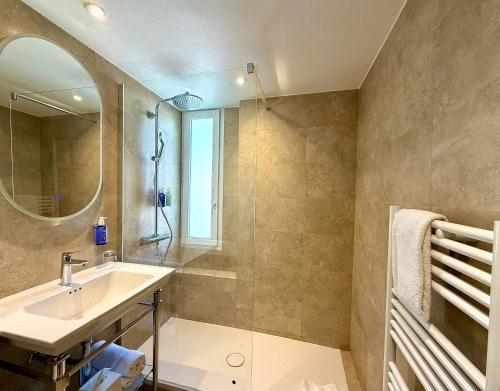 Habitación Triple Superior del hotel Le Pergolese Paris Champs Elysées