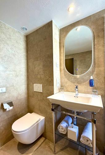 Habitación Triple Superior del hotel Le Pergolese Paris Champs Elysées. Foto 1