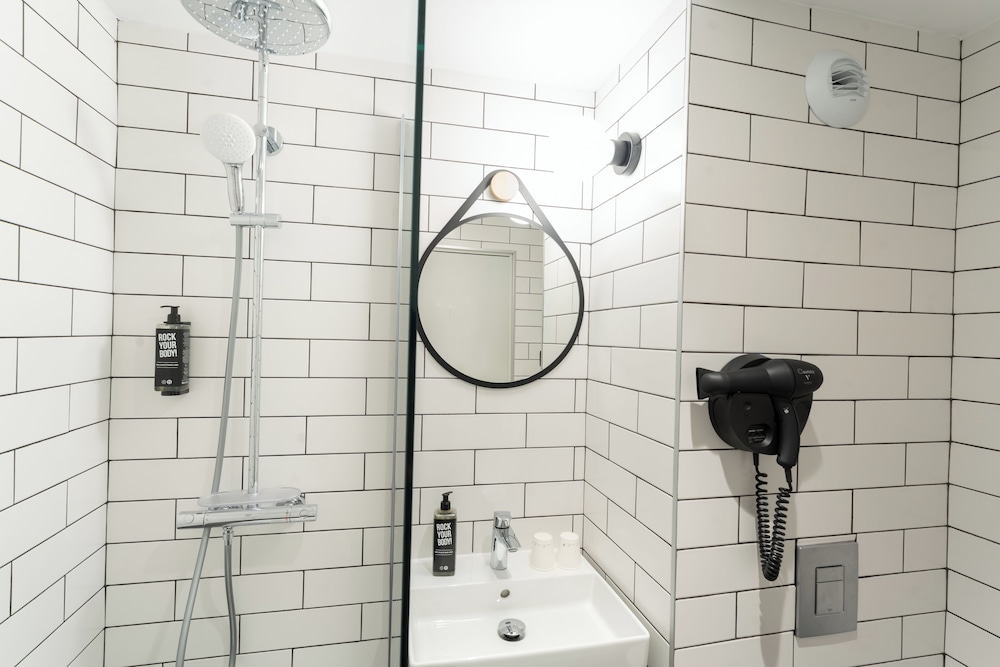 Habitacion Standard con 1 cama doble del hotel ibis Paris Nord Porte de Saint Ouen. Foto 3