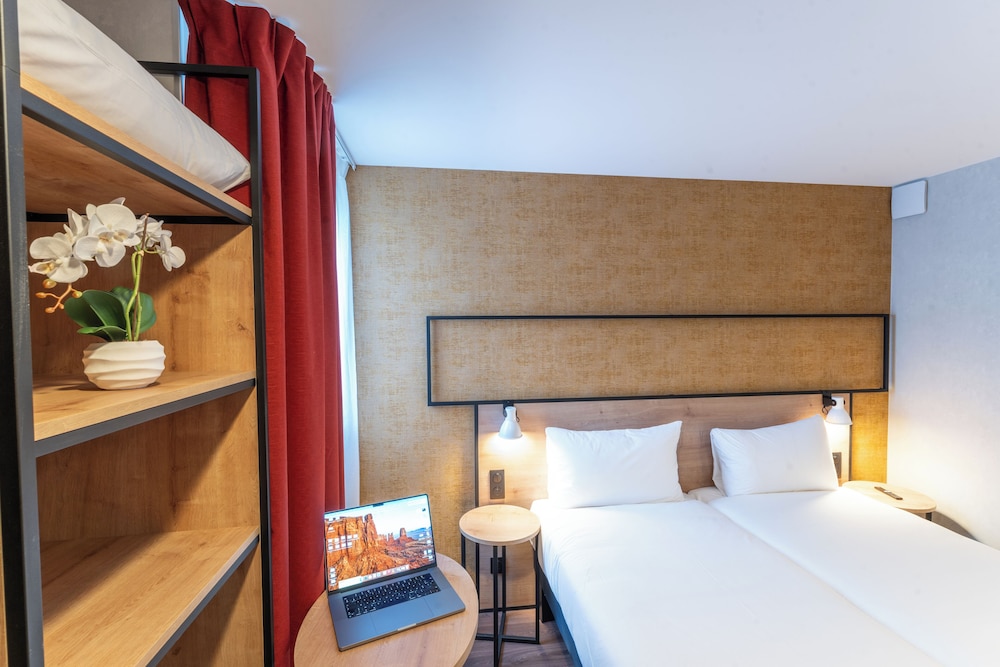 Habitación Standard con 2 camas individuales del hotel ibis Paris Nord Porte de Saint Ouen. Foto 1