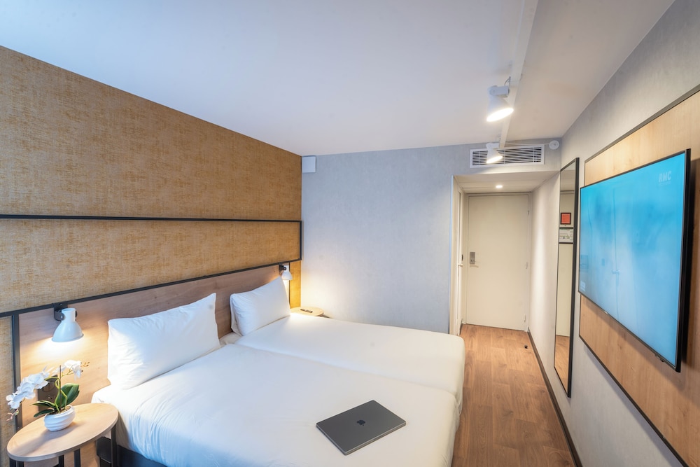 Habitación Standard con 2 camas individuales del hotel ibis Paris Nord Porte de Saint Ouen. Foto 2