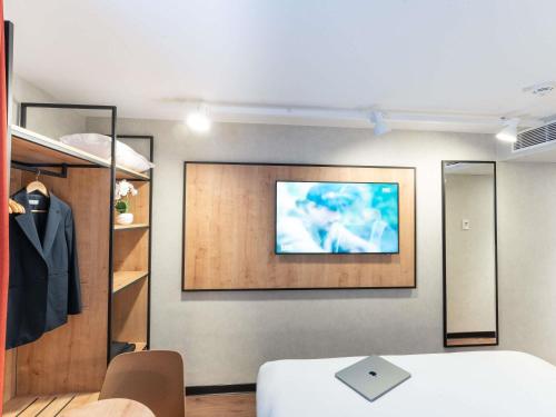 Habitaciones comunicadas con 2 camas individuales y 1 cama doble del hotel ibis Paris Nord Porte de Saint Ouen. Foto 1