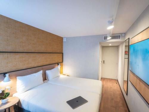 Habitaciones comunicadas con 2 camas individuales y 1 cama doble del hotel ibis Paris Nord Porte de Saint Ouen. Foto 2