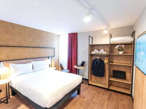 Habitaciones comunicadas con 2 camas individuales y 1 cama doble del hotel ibis Paris Nord Porte de Saint Ouen. Foto 3