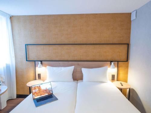 Habitaciones comunicadas con 2 camas individuales y 1 cama doble del hotel ibis Paris Nord Porte de Saint Ouen. Foto 4