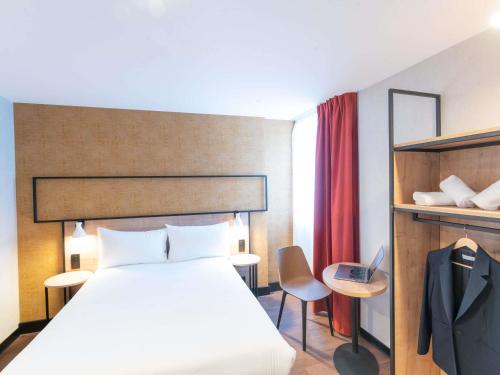 Habitaciones comunicadas con 2 camas individuales y 1 cama doble del hotel ibis Paris Nord Porte de Saint Ouen. Foto 5