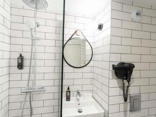 Habitaciones comunicadas con 2 camas individuales y 1 cama doble del hotel ibis Paris Nord Porte de Saint Ouen. Foto 6