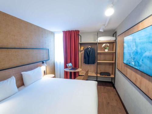 Habitaciones comunicadas con 2 camas individuales y 1 cama doble del hotel ibis Paris Nord Porte de Saint Ouen. Foto 7
