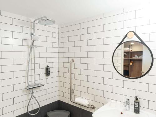 Habitaciones comunicadas con 2 camas individuales y 1 cama doble del hotel ibis Paris Nord Porte de Saint Ouen. Foto 9