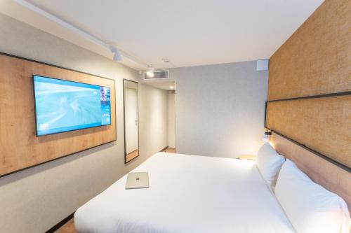 Habitaciones comunicadas con 2 camas individuales y 1 cama doble del hotel ibis Paris Nord Porte de Saint Ouen. Foto 10
