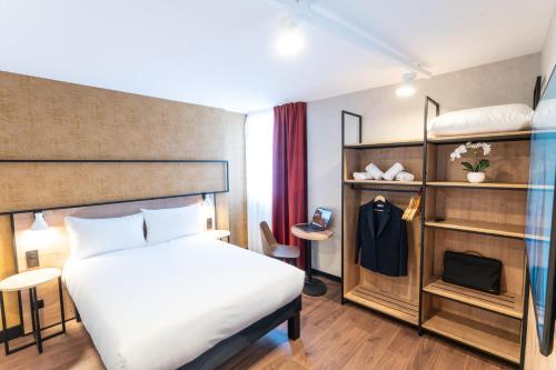 Habitaciones comunicadas con 2 camas individuales y 1 cama doble del hotel ibis Paris Nord Porte de Saint Ouen. Foto 11