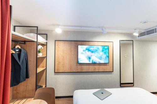 Habitaciones comunicadas con 2 camas individuales y 1 cama doble del hotel ibis Paris Nord Porte de Saint Ouen. Foto 12