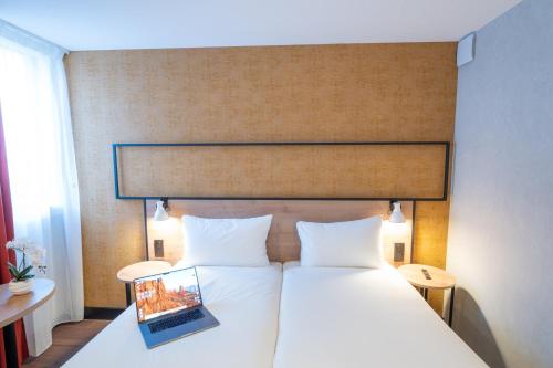 Habitaciones comunicadas con 2 camas individuales y 1 cama doble del hotel ibis Paris Nord Porte de Saint Ouen. Foto 14