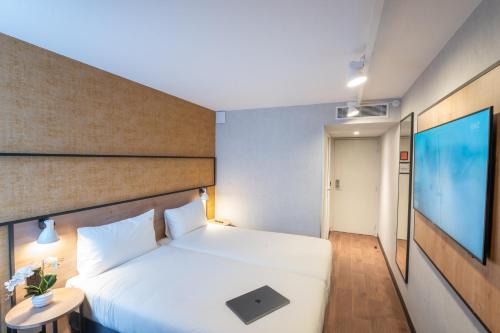 Habitaciones comunicadas con 2 camas individuales y 1 cama doble del hotel ibis Paris Nord Porte de Saint Ouen. Foto 15