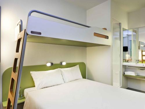 Habitación Doble con cama individual del hotel Ibis Budget Málaga Centro. Foto 8