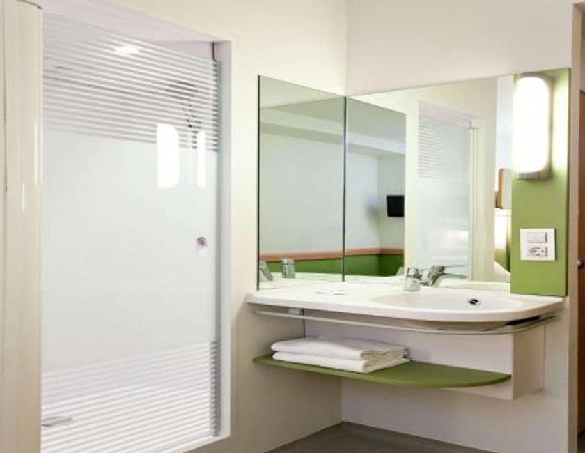 Habitación Doble Estándar del hotel Ibis Budget Málaga Centro. Foto 8
