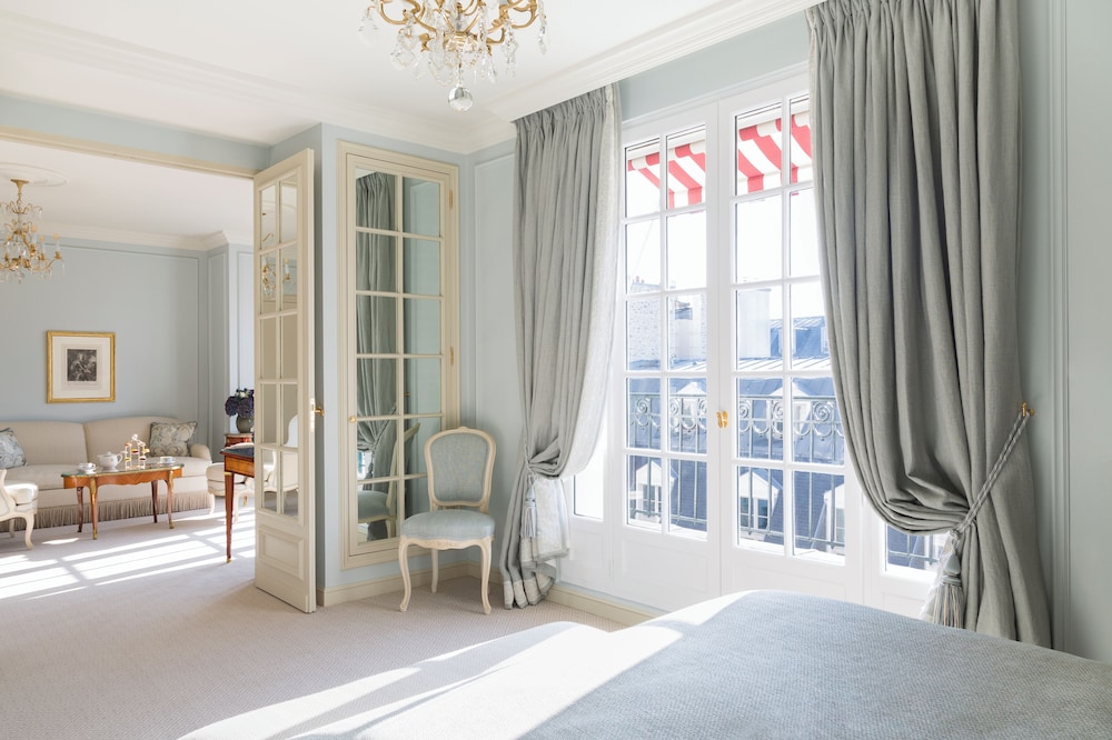 Suite Deluxe, balcón del hotel Le Bristol Paris - An Oetker Collection. Foto 1