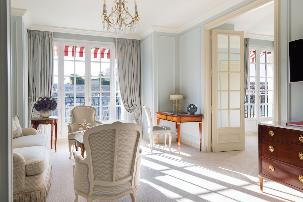 Suite Deluxe, balcón del hotel Le Bristol Paris - An Oetker Collection. Foto 4
