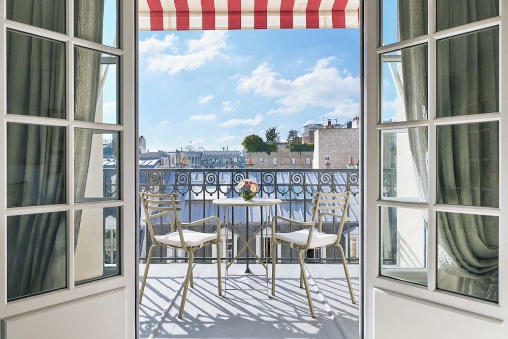 Suite Deluxe, balcón del hotel Le Bristol Paris - An Oetker Collection. Foto 6
