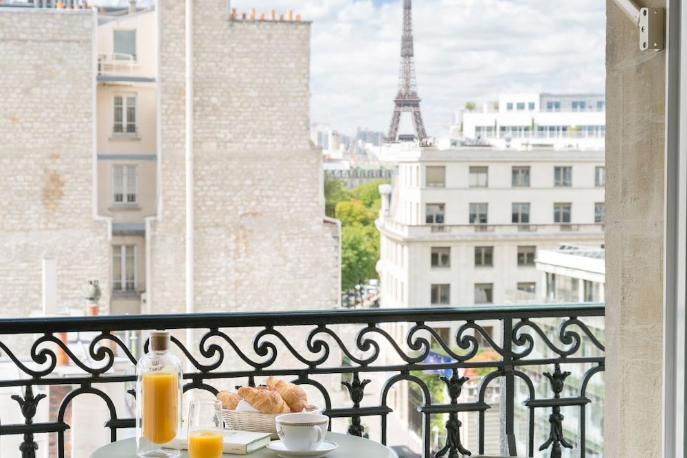 Suite junior con vista al skyline del hotel Le Bristol Paris - An Oetker Collection