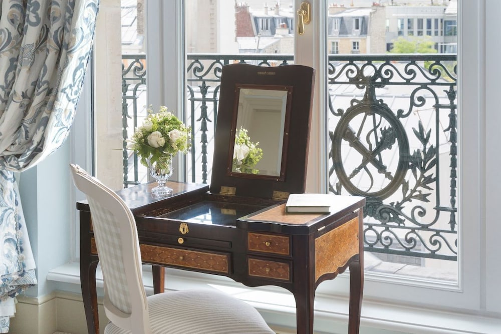 Suite junior con vista al skyline del hotel Le Bristol Paris - An Oetker Collection. Foto 4