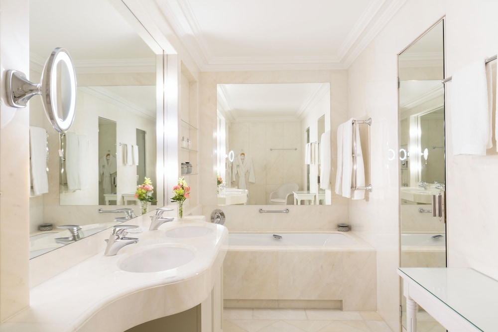 Suite junior con vista al skyline del hotel Le Bristol Paris - An Oetker Collection. Foto 5