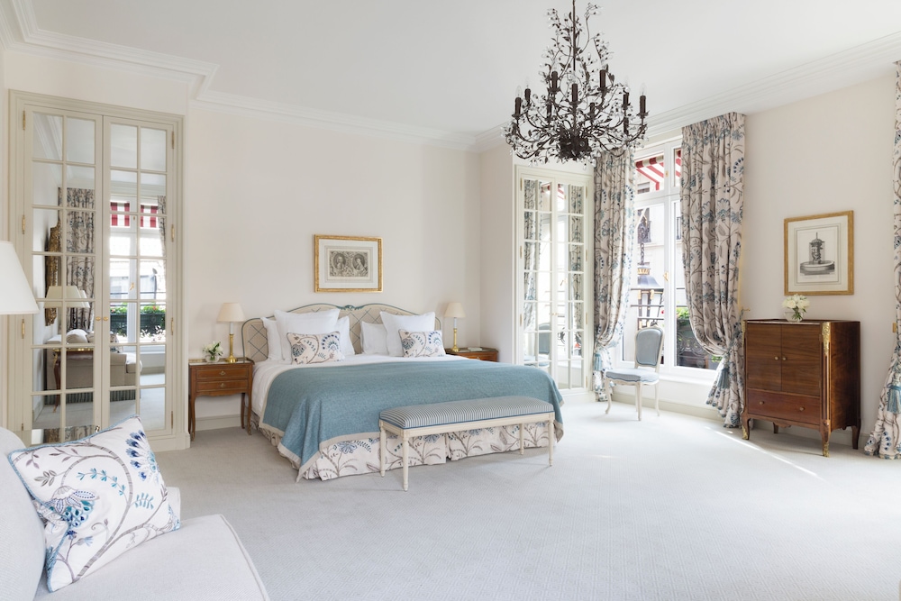 Suite junior, en esquina del hotel Le Bristol Paris - An Oetker Collection