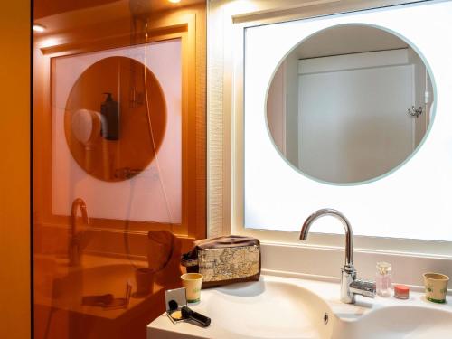 Standard Room with One Double Bed and One Double Sofa bed del hotel Ibis Styles Paris Bercy. Foto 3