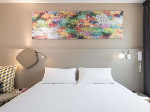 Standard Room with One Double Bed and One Double Sofa bed del hotel Ibis Styles Paris Bercy. Foto 4