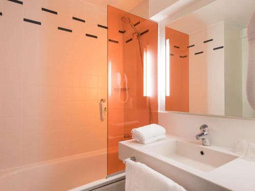 Habitación Twin Estándar del hotel Ibis Styles Paris Bercy. Foto 6