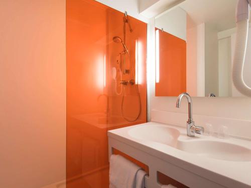 Habitación Doble Estándar del hotel Ibis Styles Paris Bercy. Foto 6