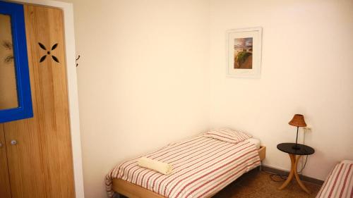 Cama individual en habitación compartida mixta del hotel Sol y Mar Surf Camp. Foto 3