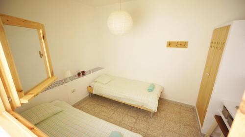 Cama individual en habitación compartida mixta del hotel Sol y Mar Surf Camp. Foto 4