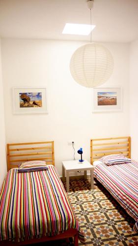Cama individual en habitación compartida mixta del hotel Sol y Mar Surf Camp. Foto 5