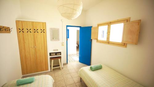 Cama individual en habitación compartida mixta del hotel Sol y Mar Surf Camp. Foto 6