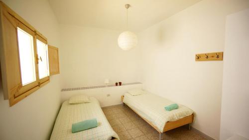 Cama individual en habitación compartida mixta del hotel Sol y Mar Surf Camp. Foto 7